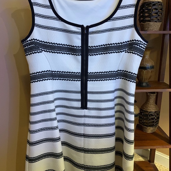 Black and White Swing Dress - Picture 2 of 7